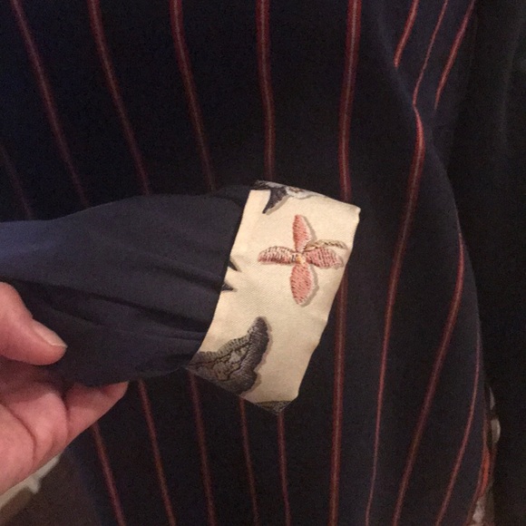 Blouse with zipper closure in back w/ floral silk - Picture 7 of 8